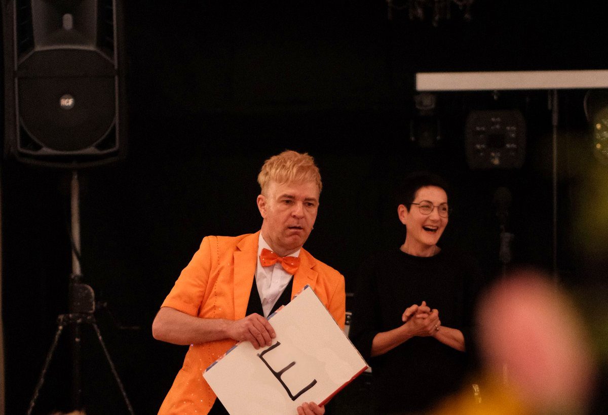Phantaro moderiert einen Live-Moment auf der Bühne